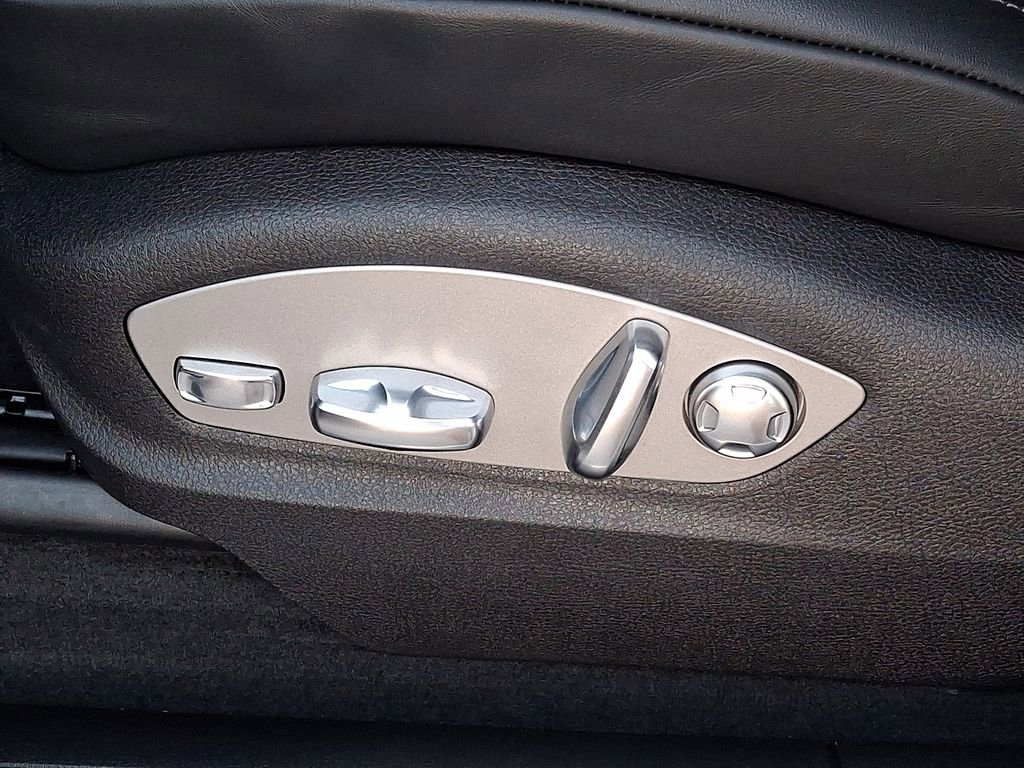 Used 2025 Porsche Macan AWD/4WD image 10