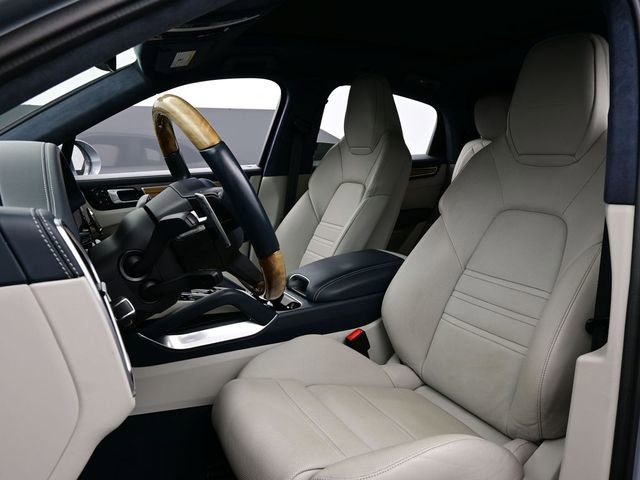 Certified 2022 Porsche Cayenne Turbo image 5