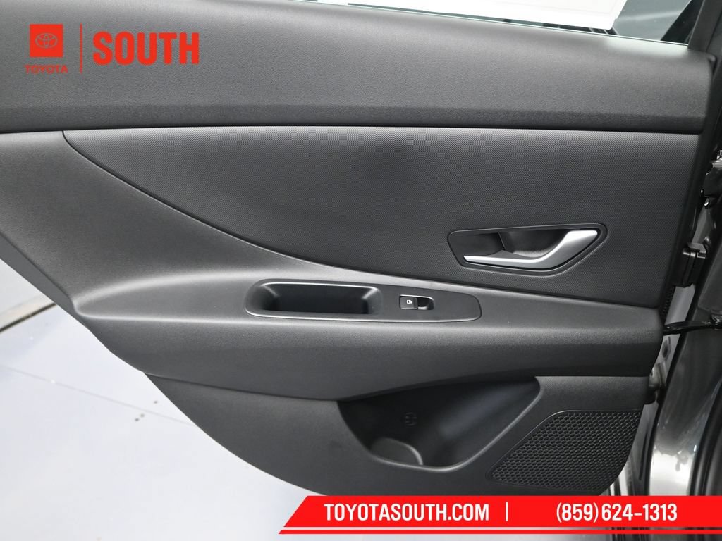 Used 2025 Hyundai Elantra SE FWD image 23