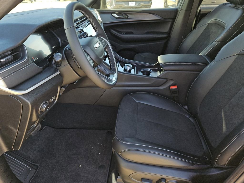 New 2025 Jeep Grand Cherokee Altitude image 17