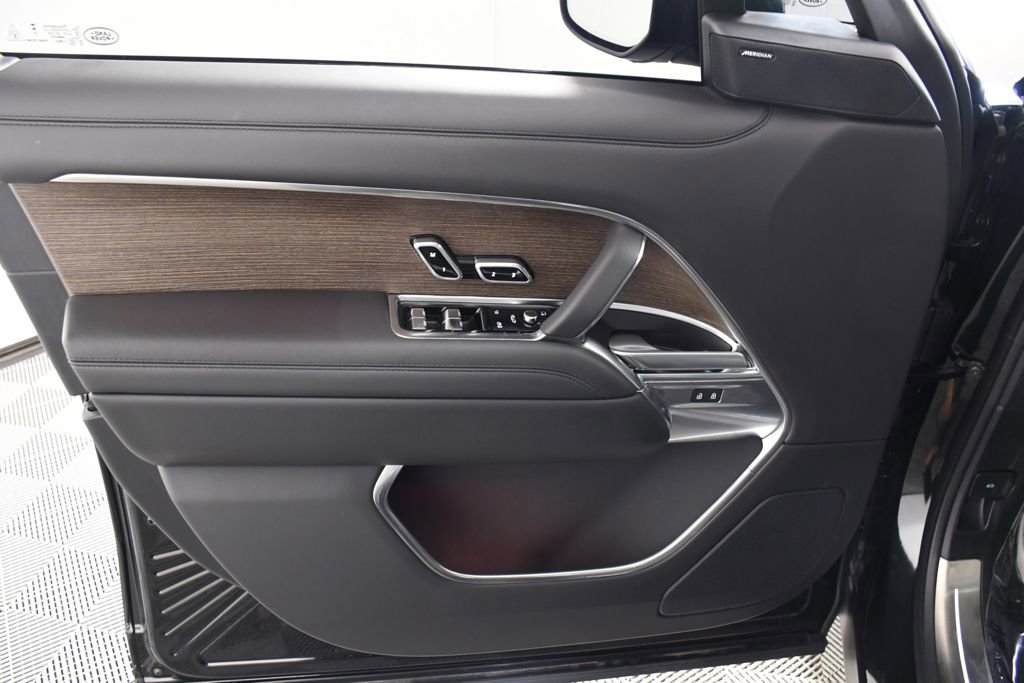 Certified 2025 Land Rover Range Rover SE image 14
