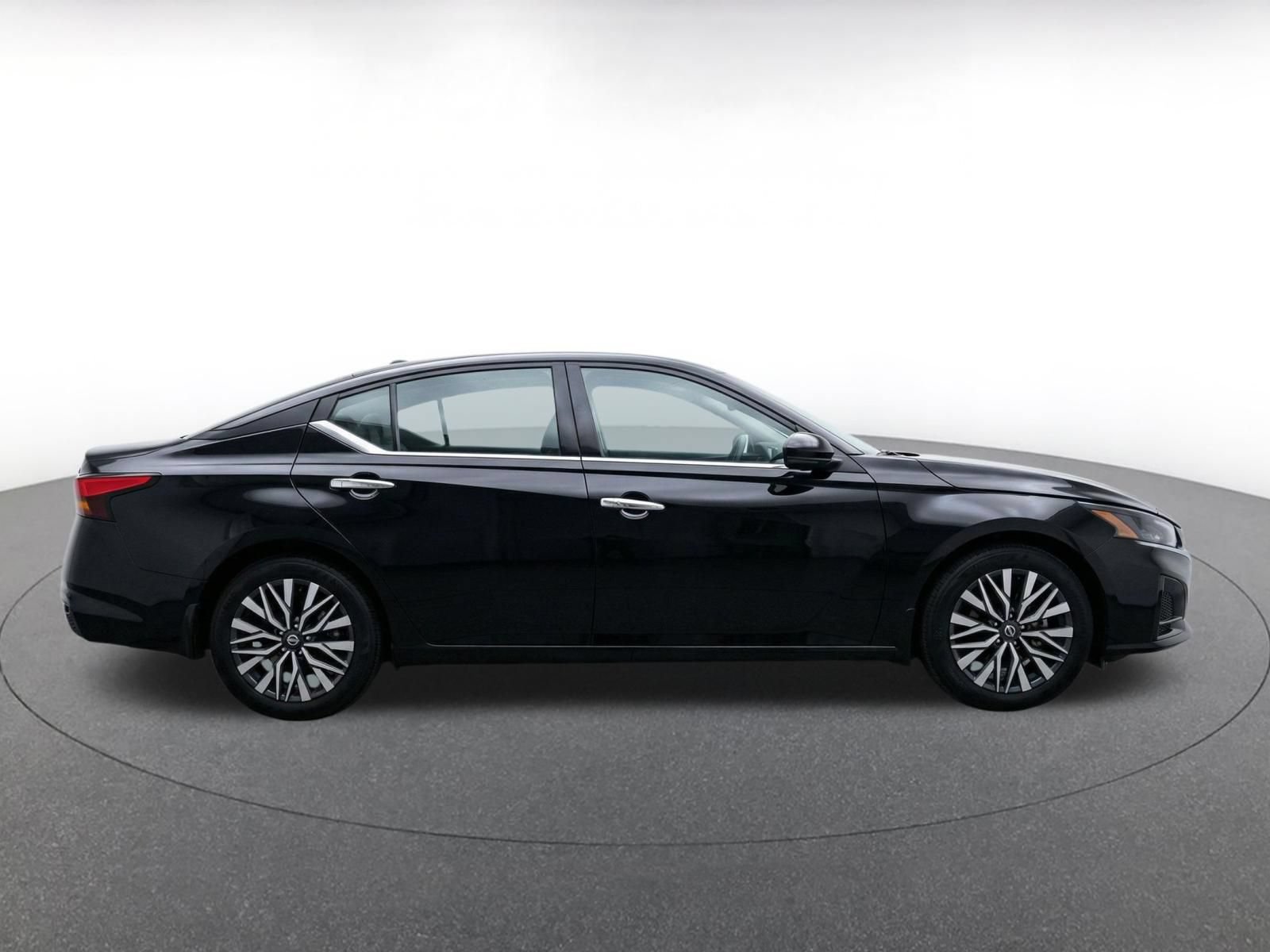 Used 2025 Nissan Altima 2.5 SV FWD image 9