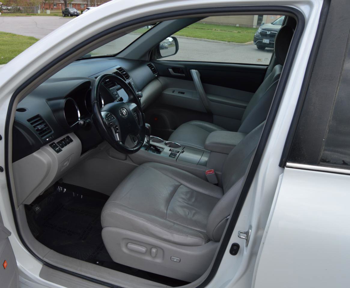 Used 2011 Toyota Highlander SE w/ Tow Pkg AWD/4WD image 12