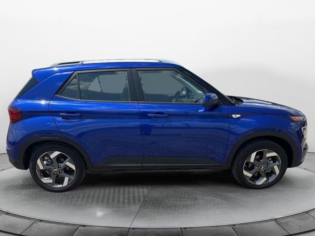 Used 2024 Hyundai Venue Limited FWD image 2