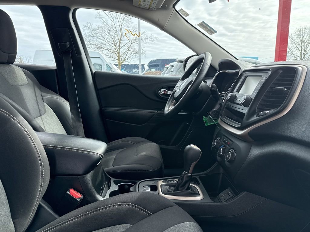 Used 2015 Jeep Cherokee Sport image 25