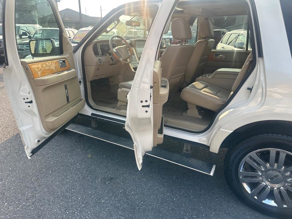 Used 2007 Lincoln Navigator Ultimate image 17