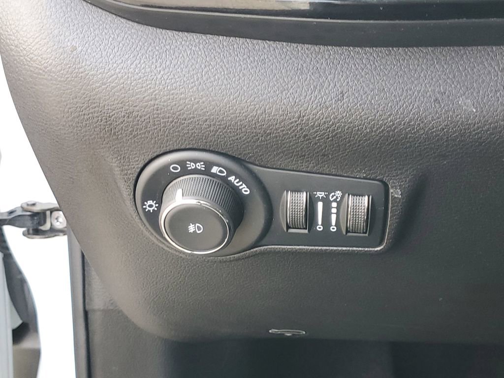 Used 2025 Jeep Compass Trailhawk w/ Trailhawk Convenience Group AWD/4WD image 21