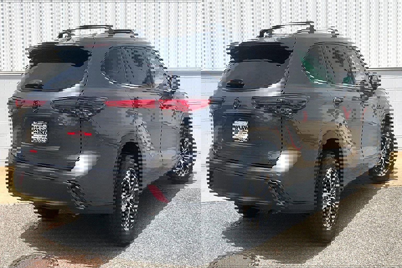 Used 2020 Toyota Highlander XLE FWD image 17