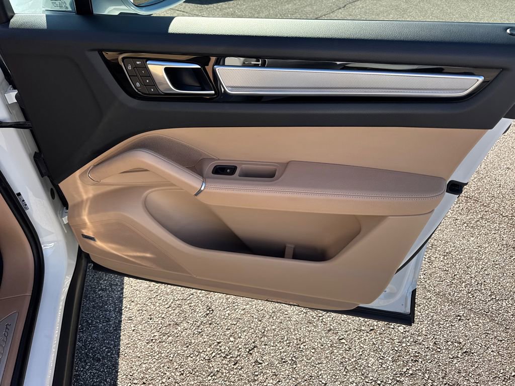 Used 2023 Porsche Cayenne Platinum Edition image 14