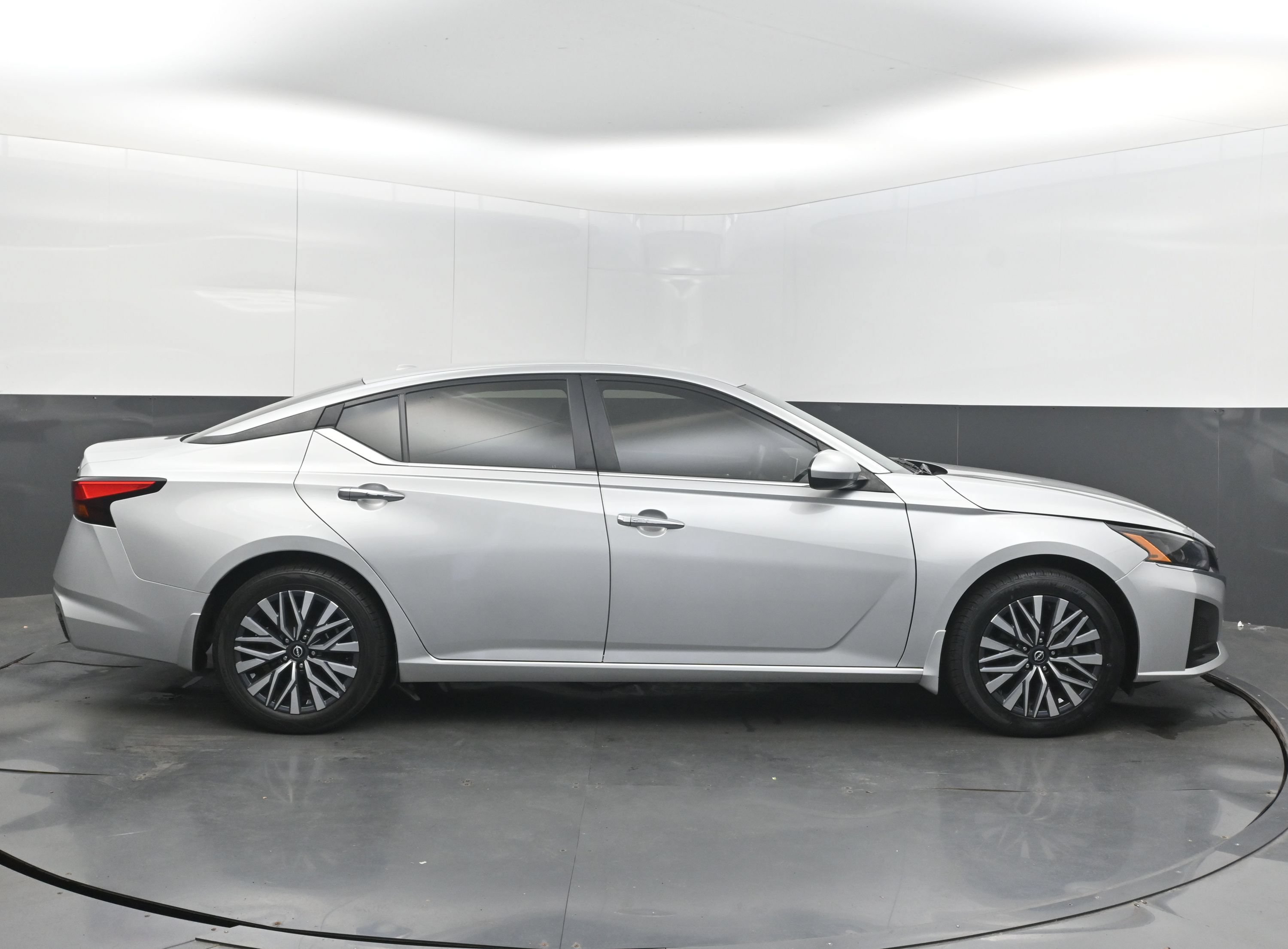 Used 2023 Nissan Altima 2.5 SV FWD image 10