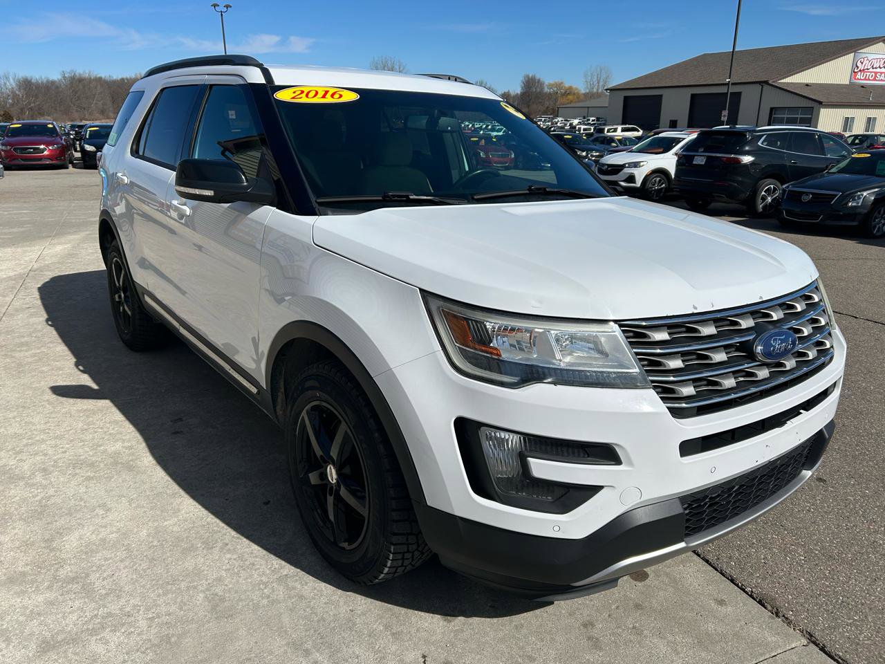 Used 2016 Ford Explorer XLT image 3