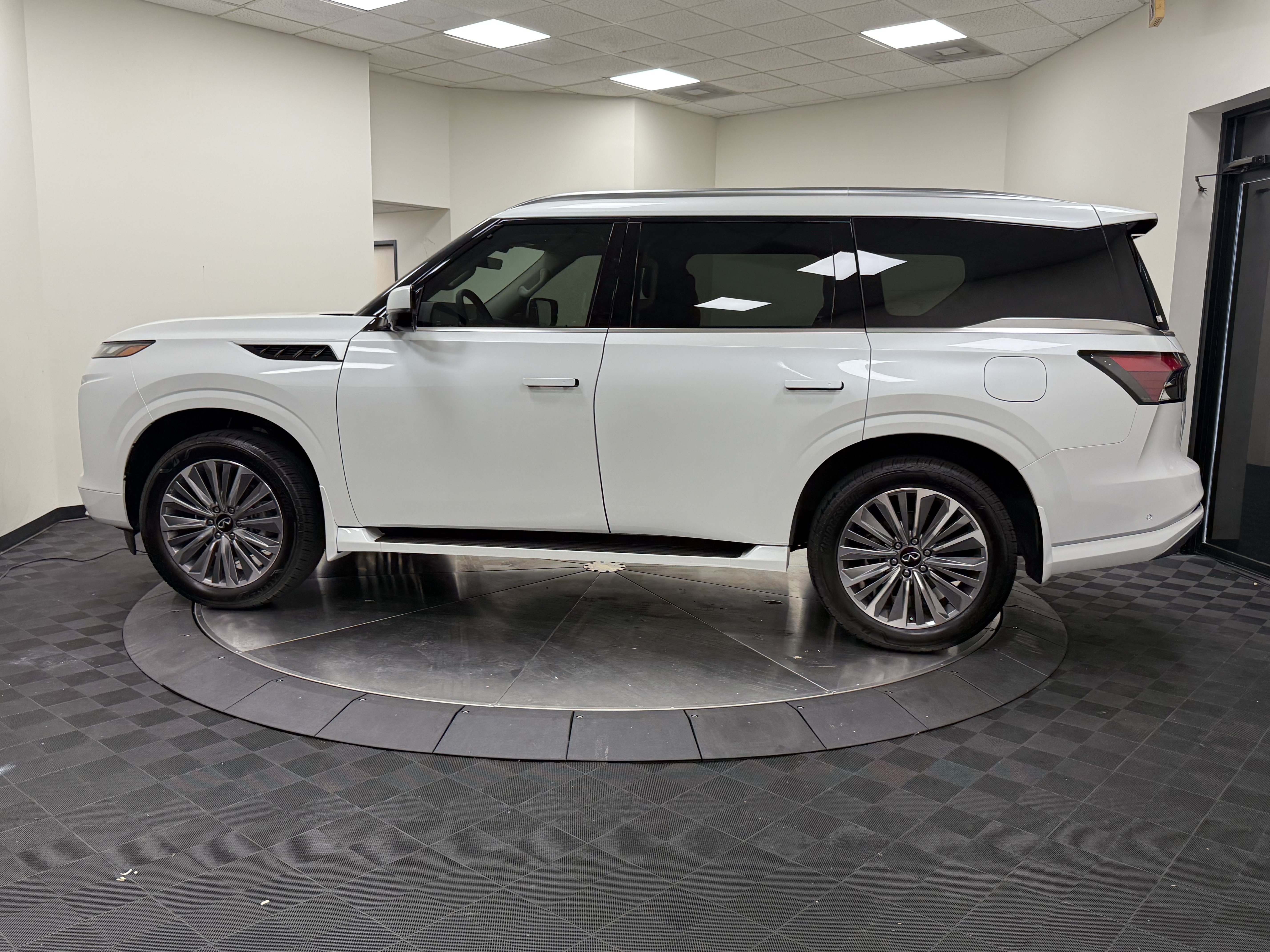 Certified 2026 INFINITI QX80 Luxe w/ Cargo Package RWD image 4