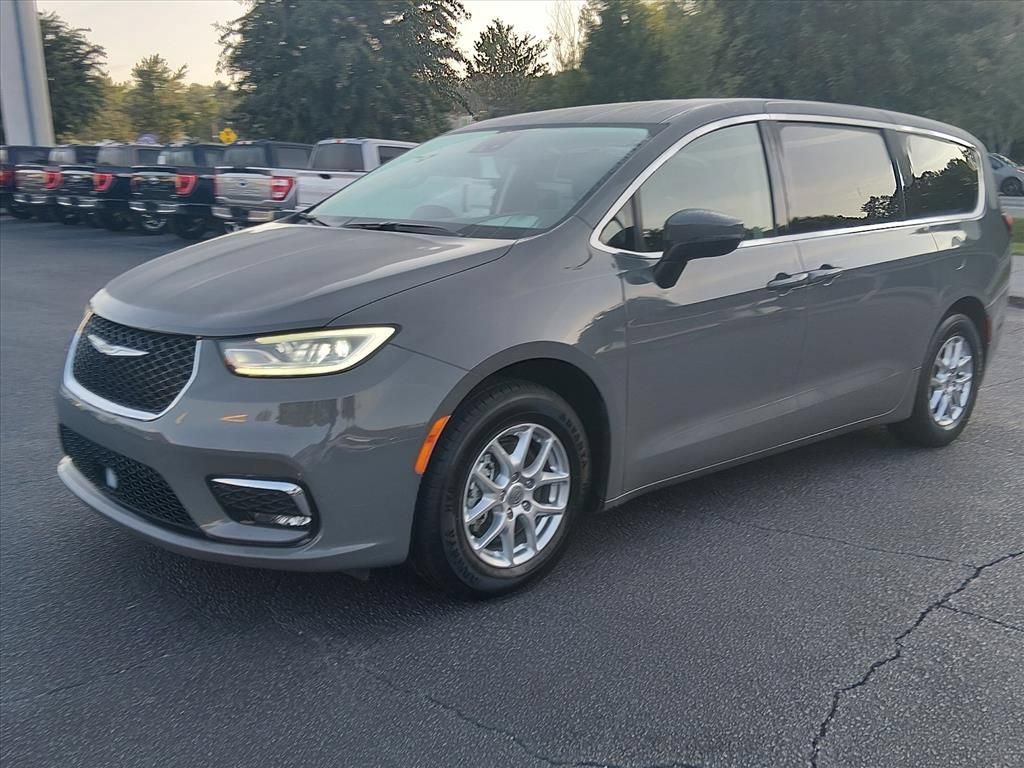 Used 2023 Chrysler Pacifica Touring-L FWD image 8