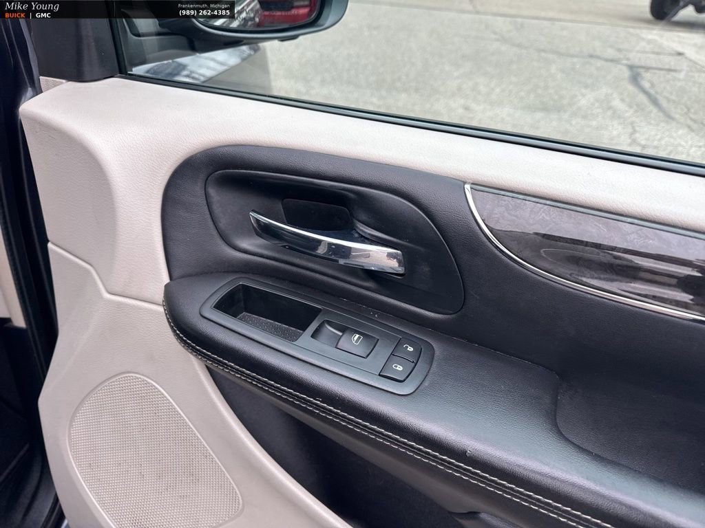 Used 2013 Chrysler Town & Country Touring image 41