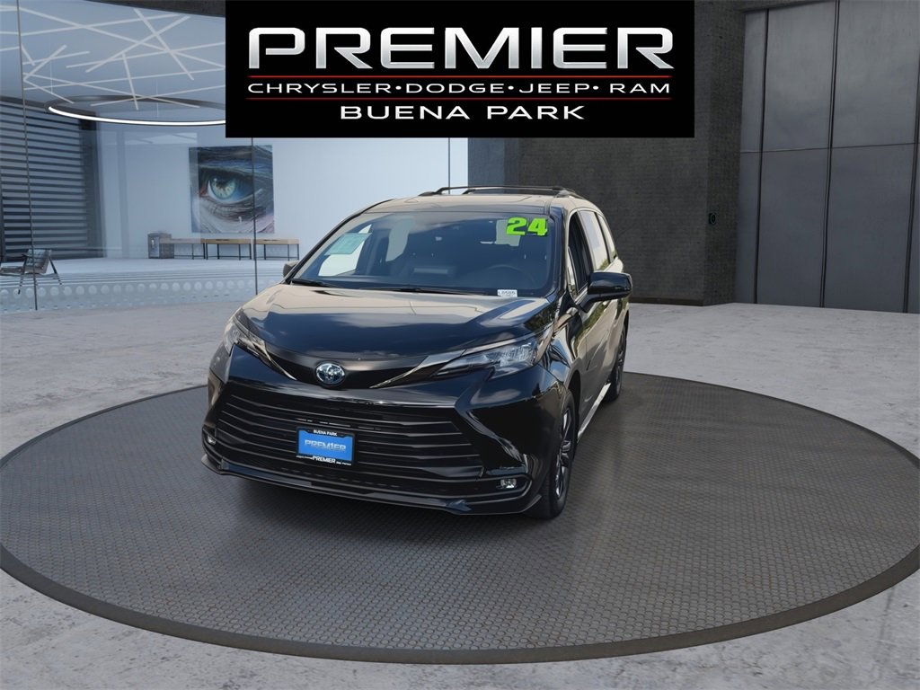 Used 2024 Toyota Sienna XLE Woodland Edition image 3