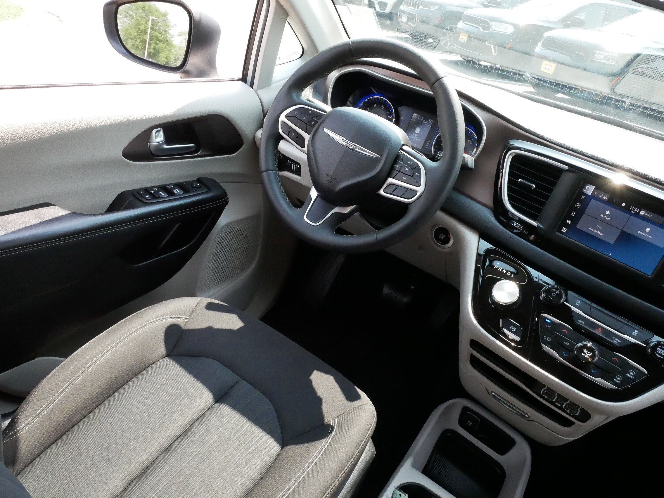 Used 2023 Chrysler Voyager LX FWD image 9