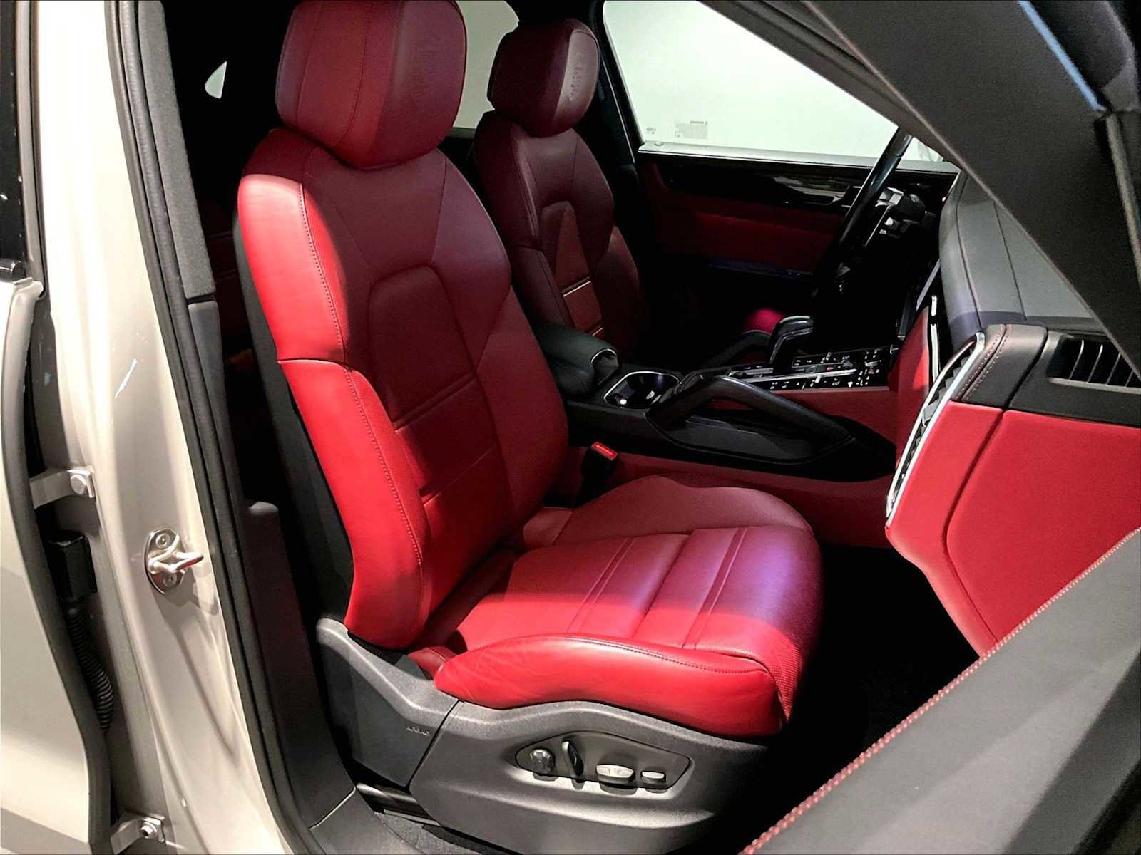 Used 2022 Porsche Cayenne S image 22
