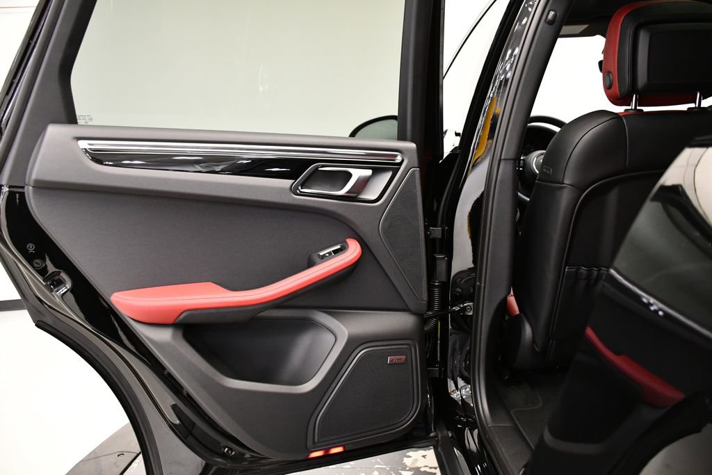 Used 2025 Porsche Macan Turbo image 37