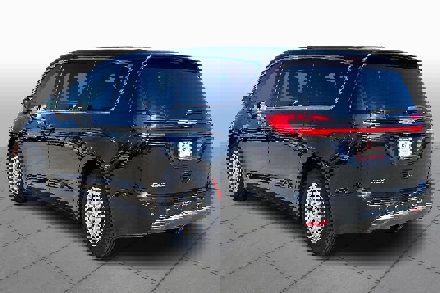 Used 2023 Chrysler Pacifica Touring image 13