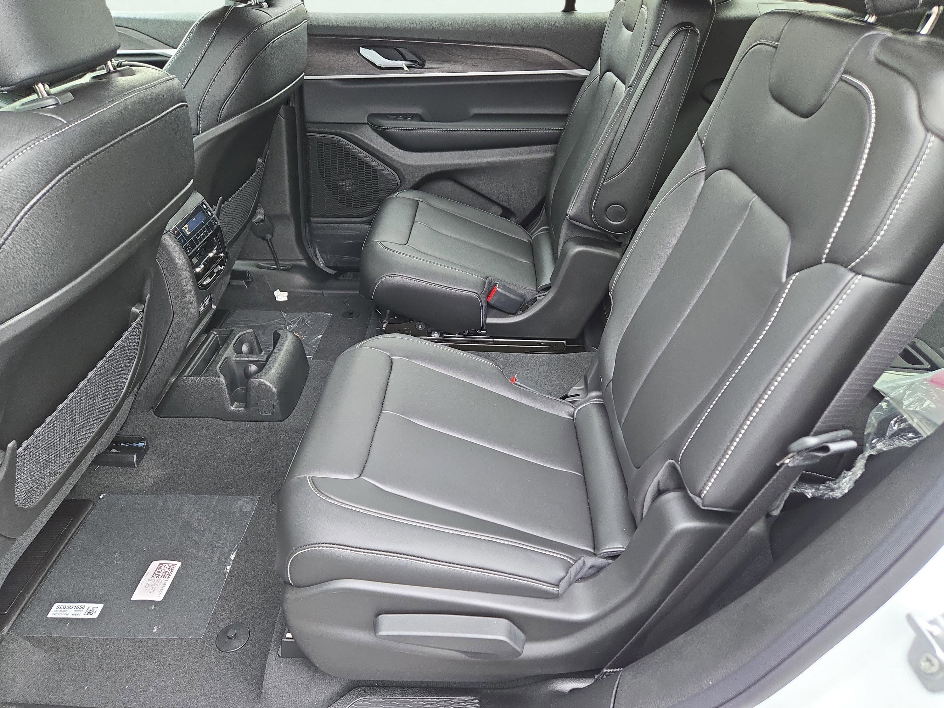 New 2025 Jeep Grand Cherokee L Limited w/ Black Appearance Package image 17