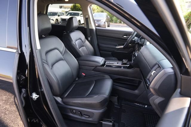 Certified 2025 Nissan Pathfinder SL FWD image 28