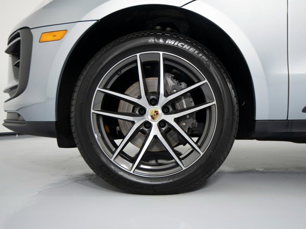 Certified 2025 Porsche Macan image 14