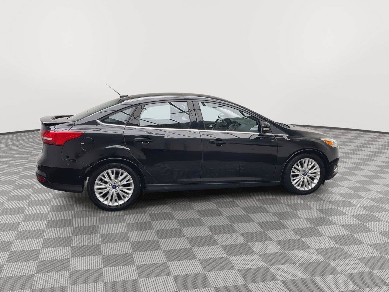 Used 2015 Ford Focus Titanium FWD image 40