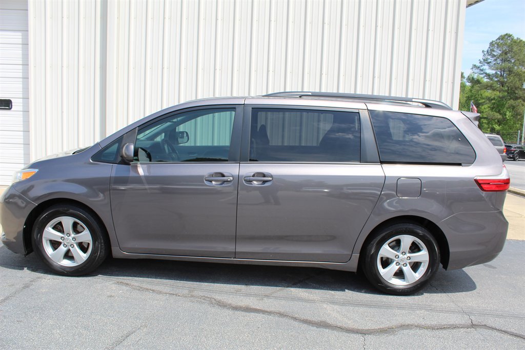 Used 2015 Toyota Sienna LE image 5