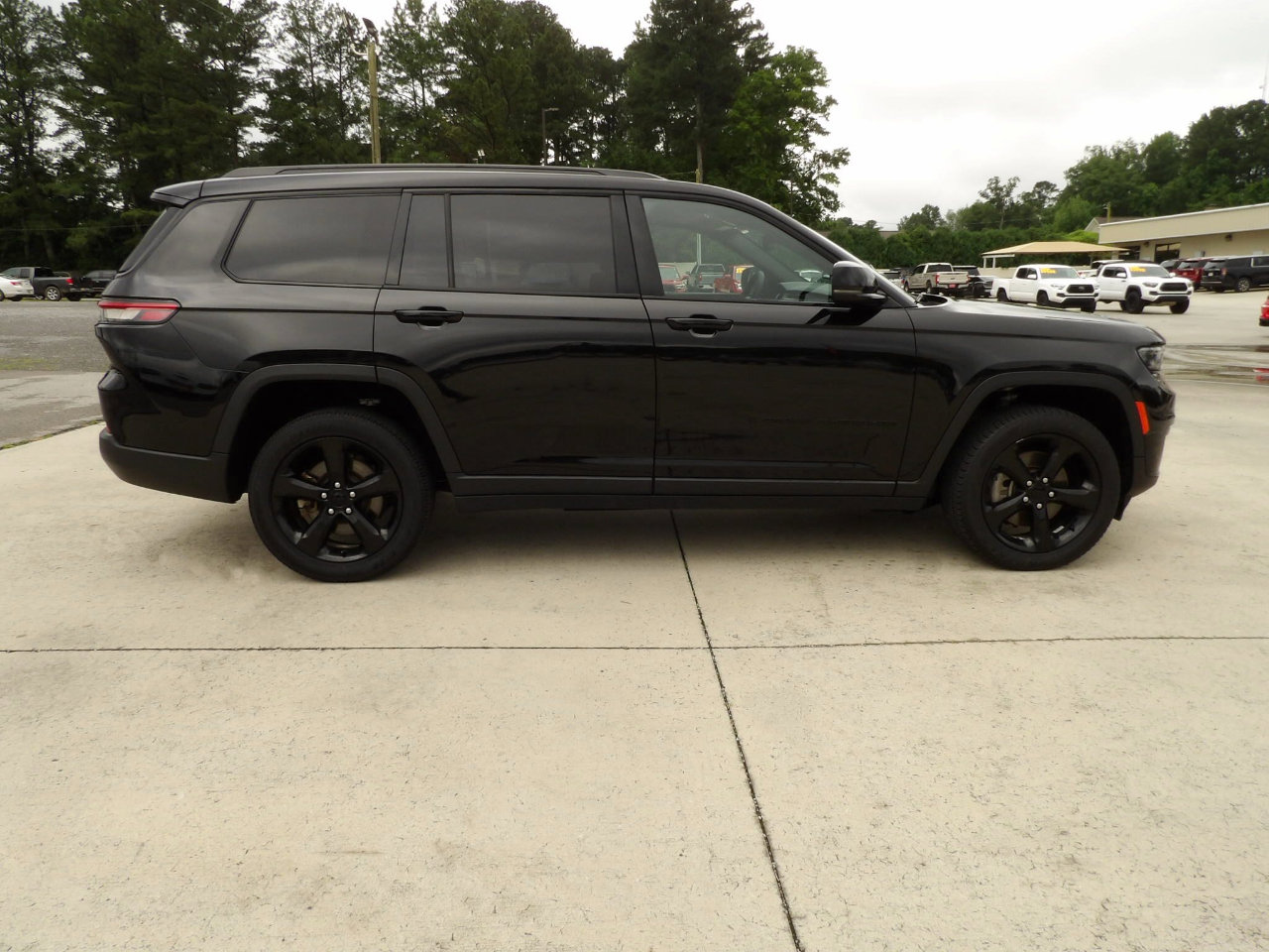 Used 2023 Jeep Grand Cherokee L Laredo image 5