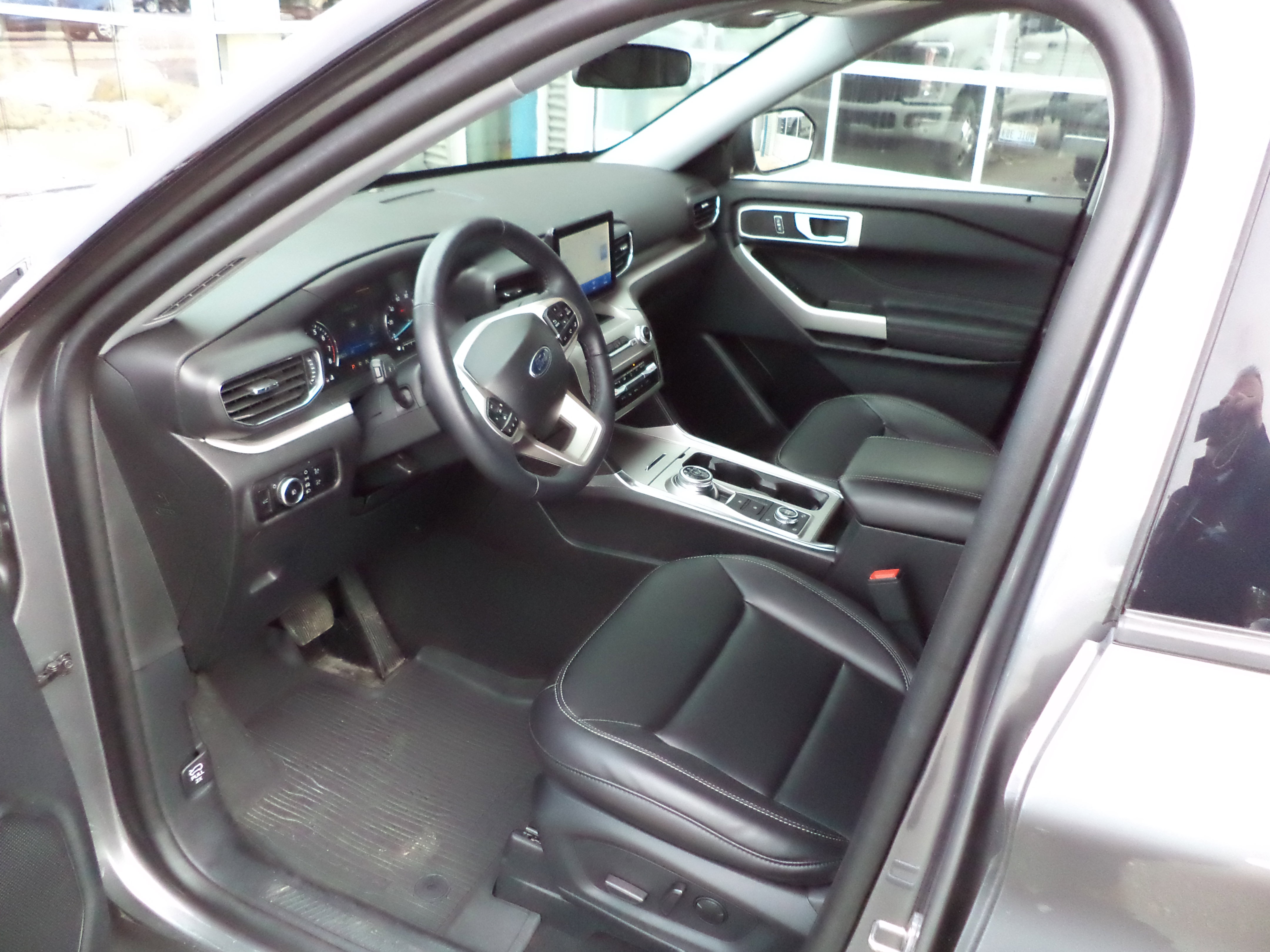 Used 2023 Ford Explorer XLT w/ Equipment Group 202A image 2