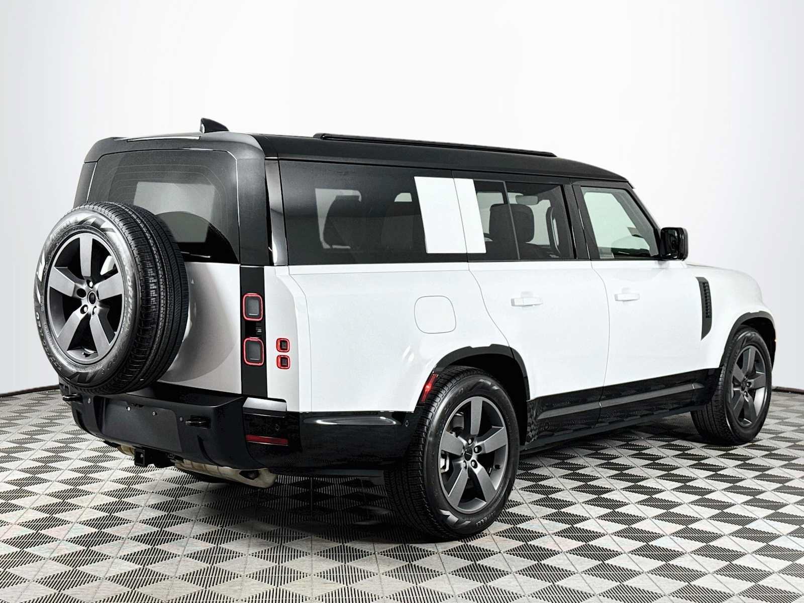 Used 2026 Land Rover Defender 130 X-Dynamic SE AWD/4WD image 5