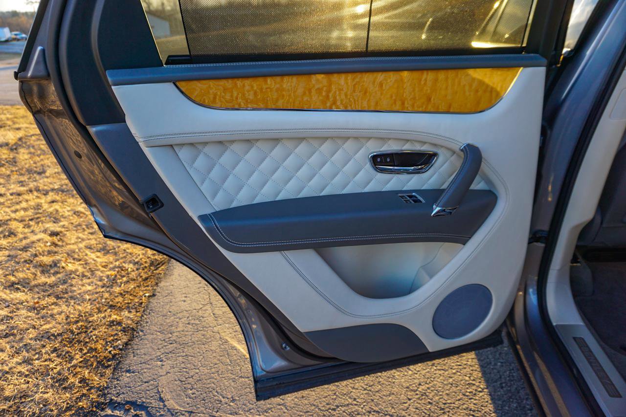 Used 2017 Bentley Bentayga image 47