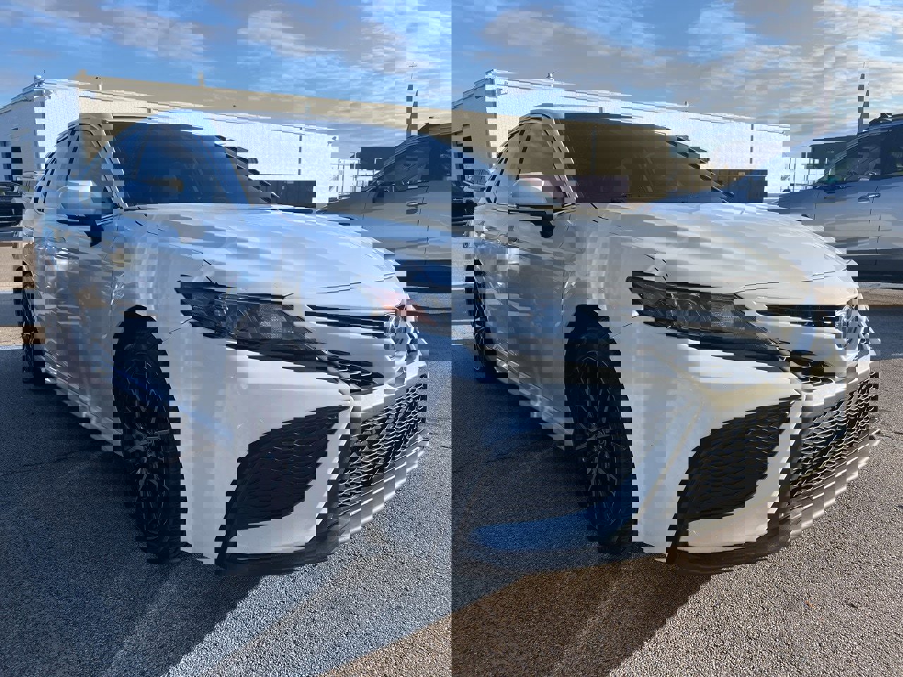 Used 2022 Toyota Camry SE image 3