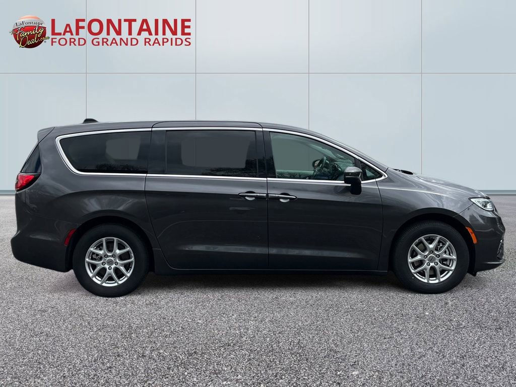 Used 2023 Chrysler Pacifica Touring-L FWD image 8