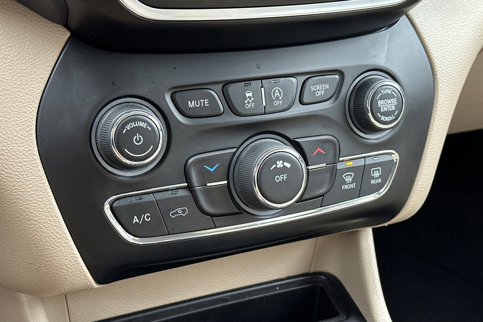 Used 2019 Jeep Cherokee Latitude w/ Popular Appearance Group image 20