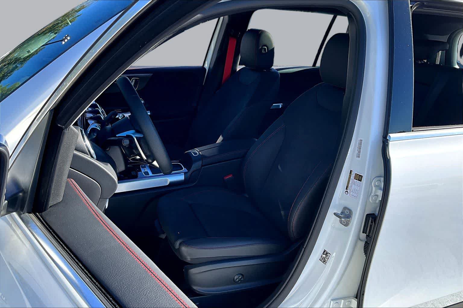 Used 2025 Mercedes-Benz GLB 35 AMG 4MATIC image 8