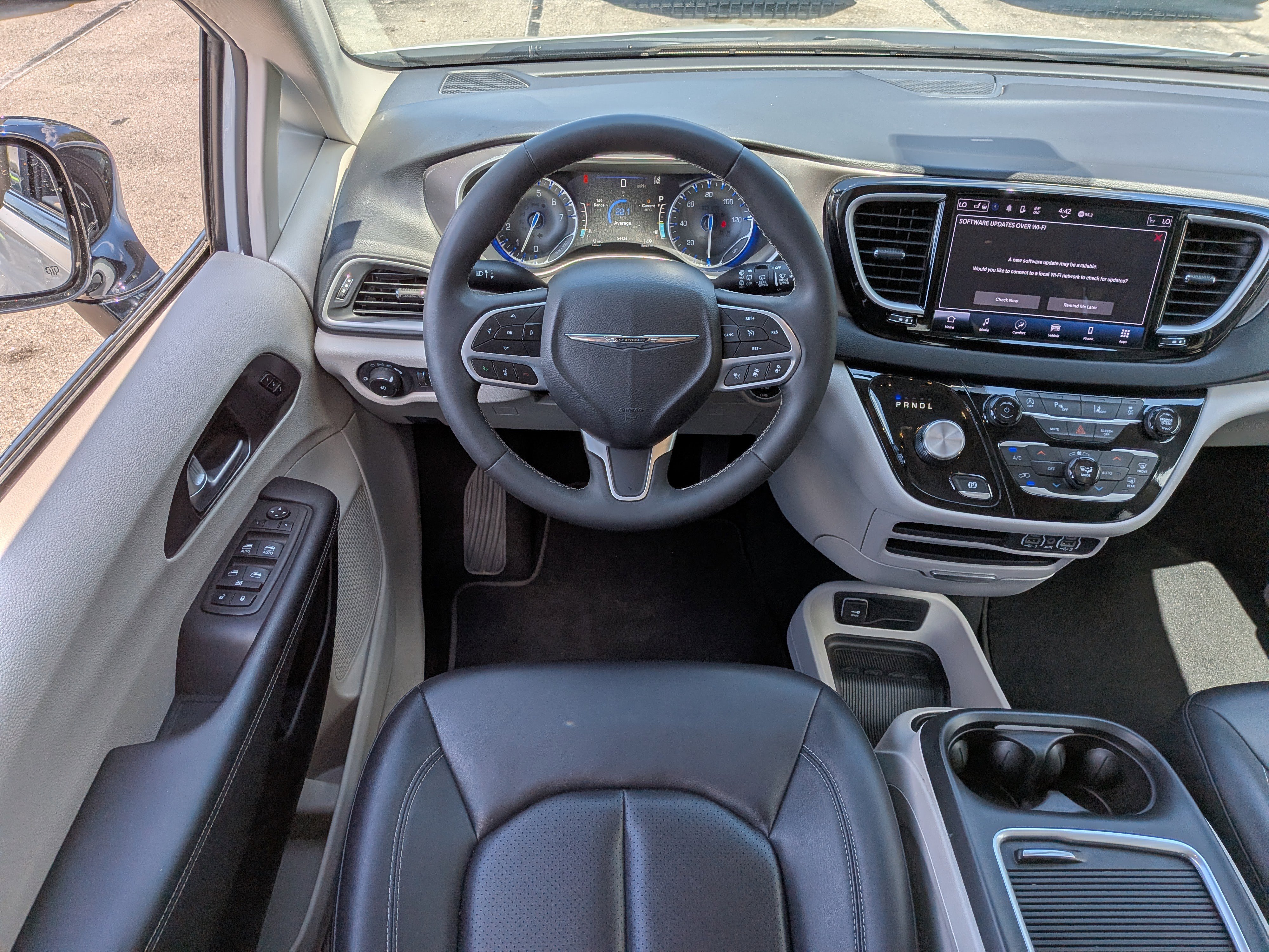 Used 2024 Chrysler Pacifica Touring-L image 18