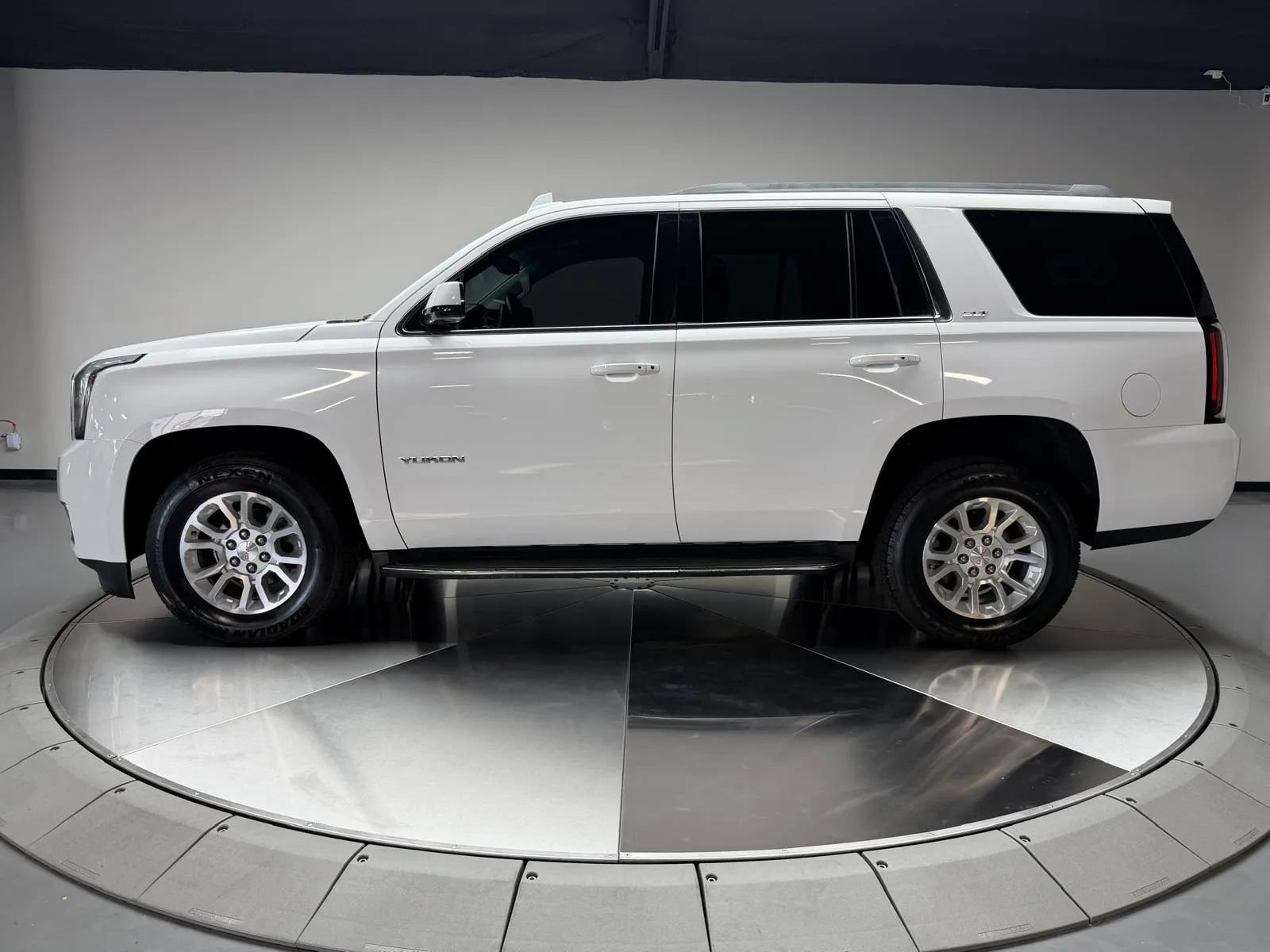Used 2017 GMC Yukon SLT RWD image 4