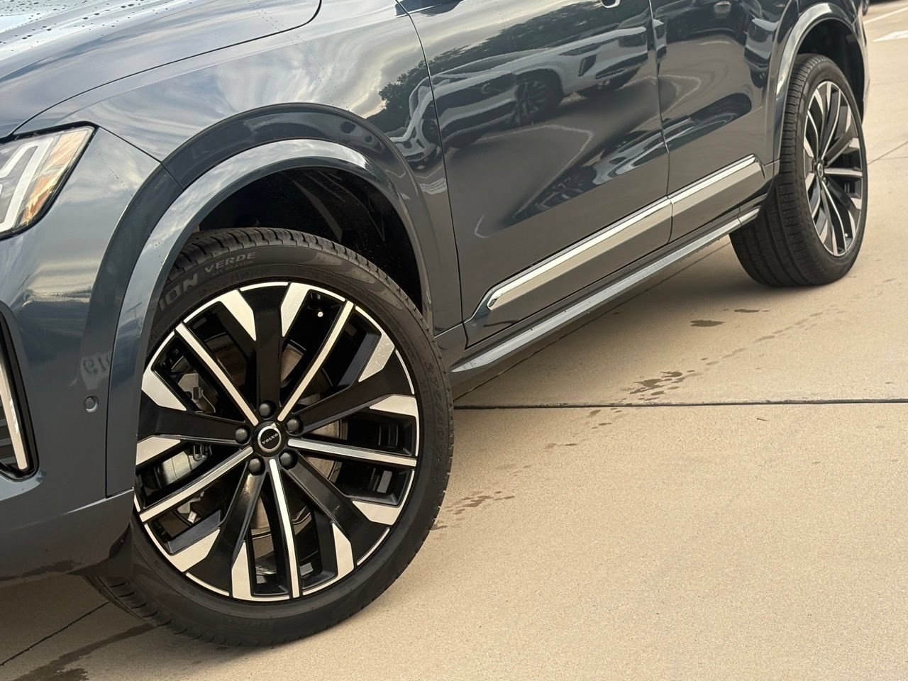New 2026 Volvo XC90 B6 Plus w/ Protection Package Premier AWD/4WD image 8