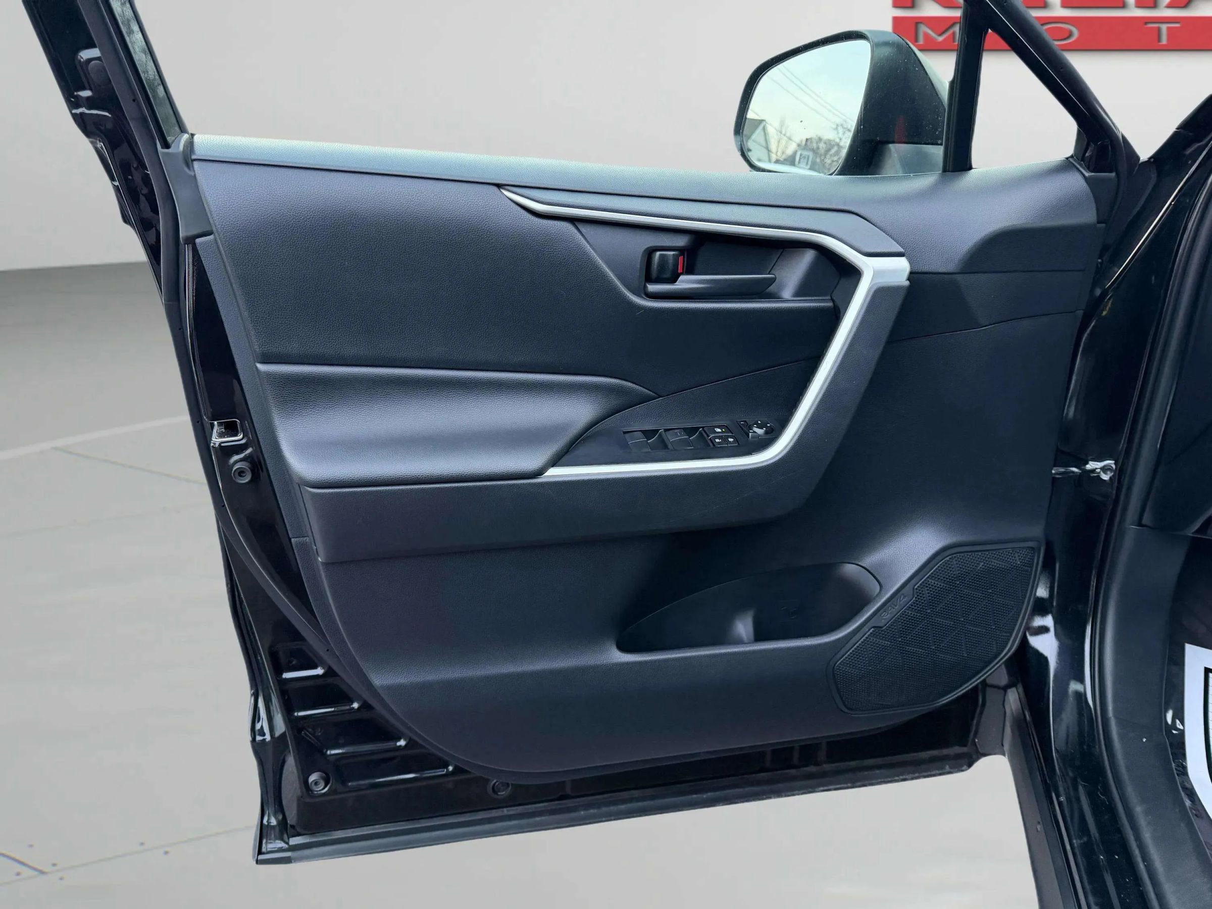 Used 2019 Toyota RAV4 LE image 13