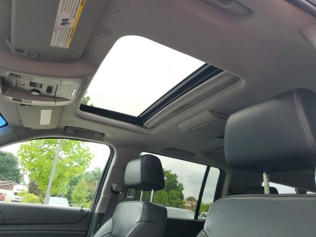 Used 2017 Chevrolet Suburban Premier AWD/4WD image 16