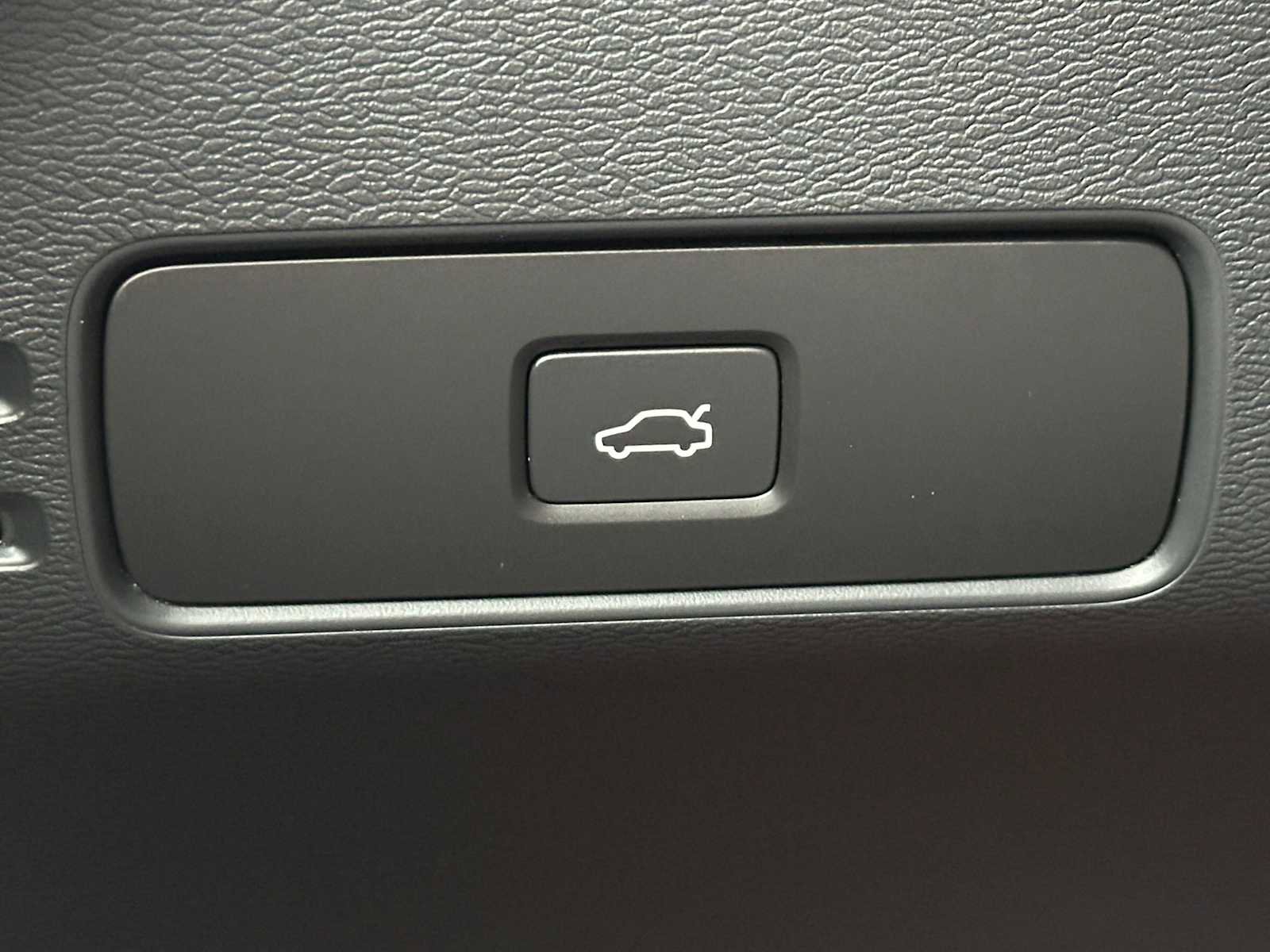 Used 2023 Volvo C40 P8 Recharge Plus w/ Climate Package image 31