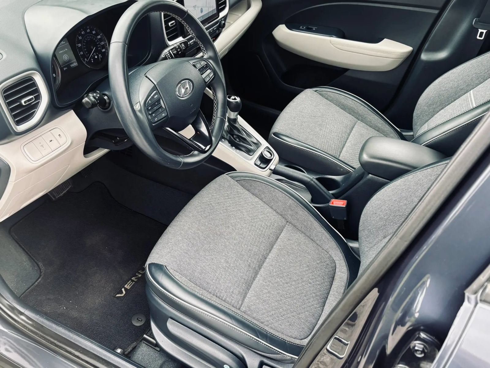 Used 2021 Hyundai Venue FWD image 21