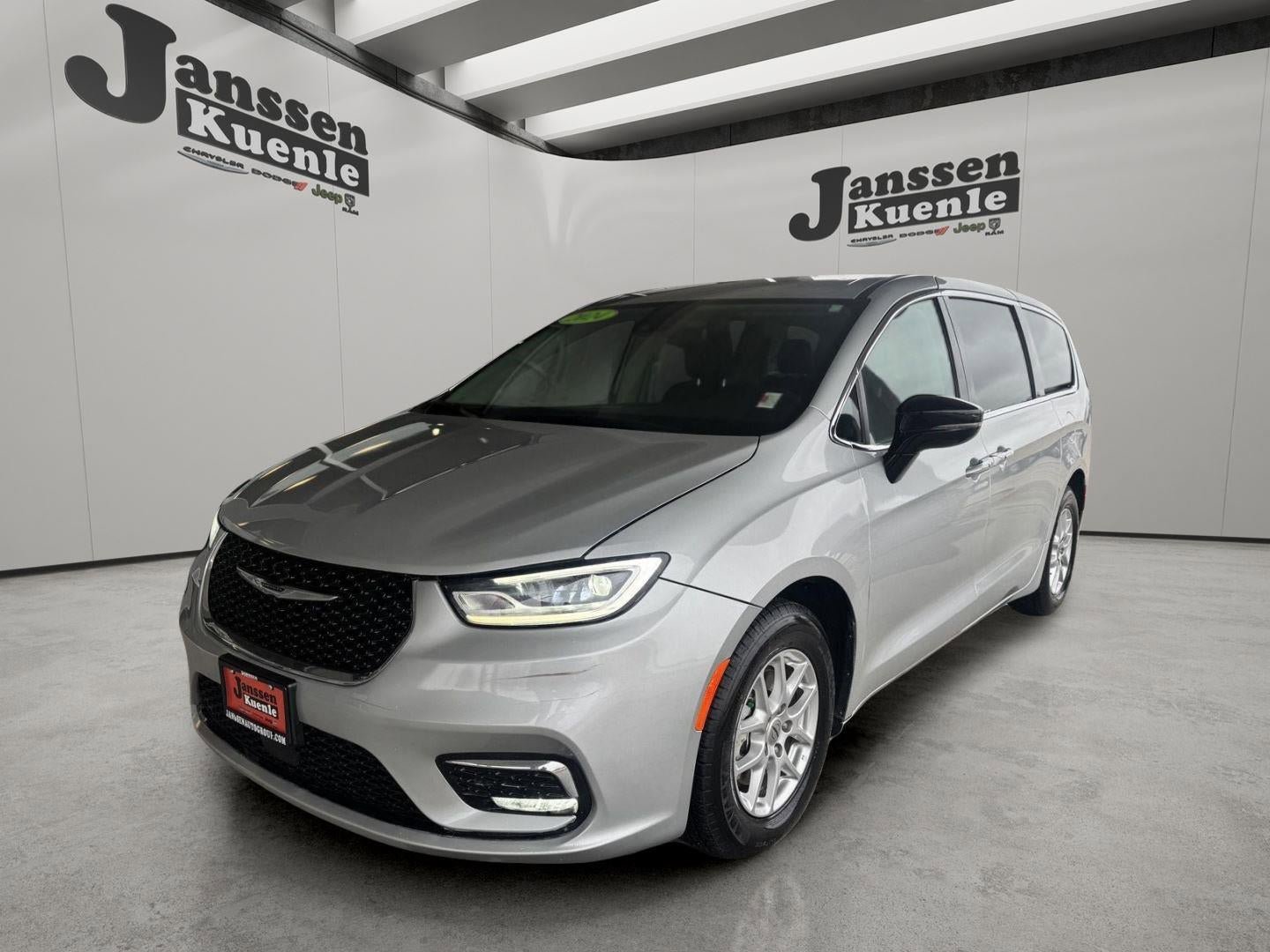 Used 2024 Chrysler Pacifica Touring-L FWD image 5