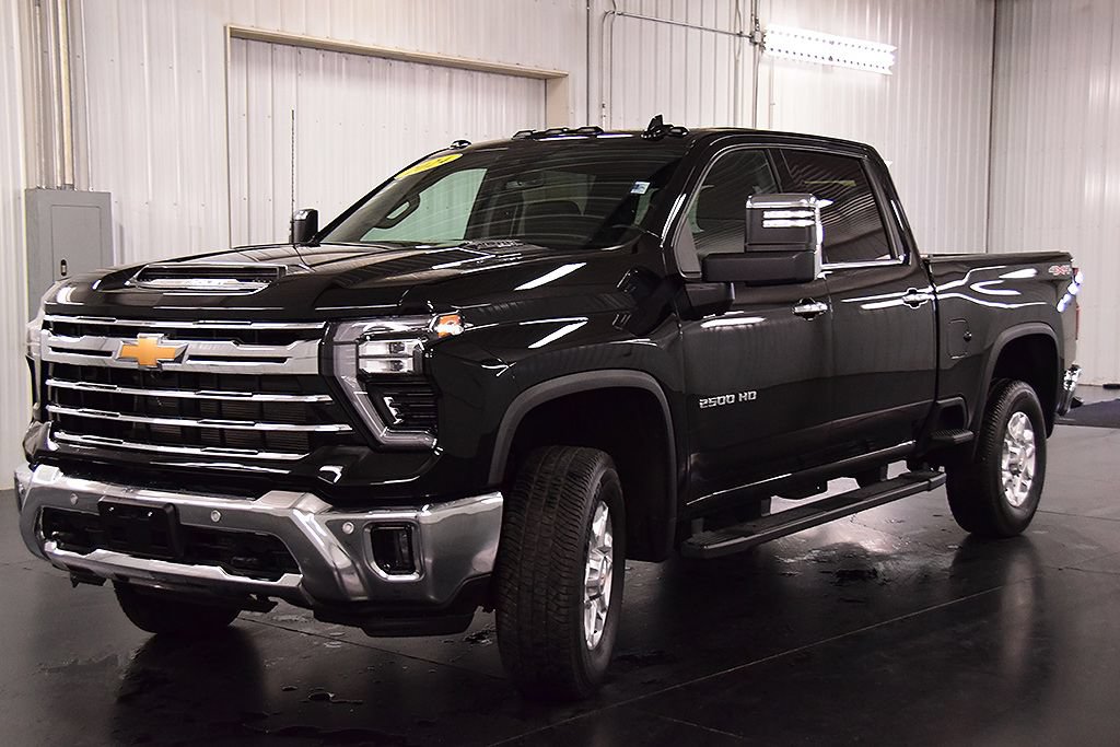 Used 2024 Chevrolet Silverado 2500 LTZ w/ LTZ Convenience Package AWD/4WD image 3