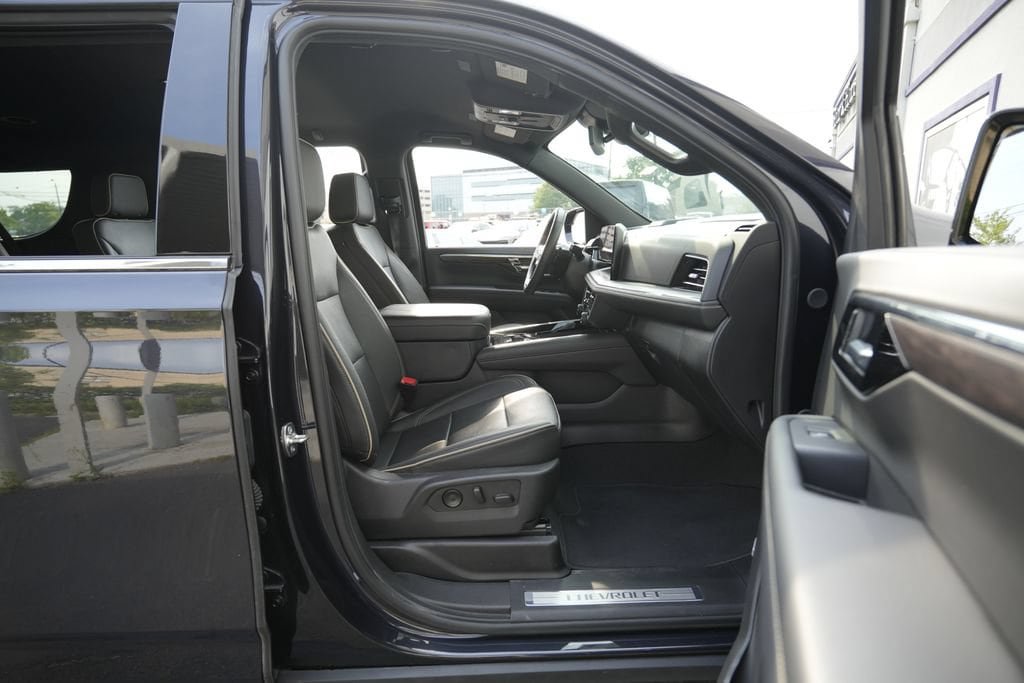 Used 2025 Chevrolet Suburban Premier AWD/4WD image 33