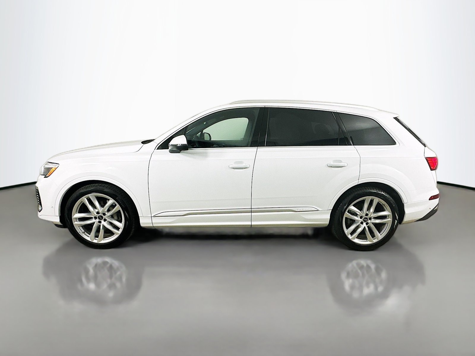 Certified 2025 Audi Q7 2.0T Premium w/ Premium Plus Package AWD/4WD image 8