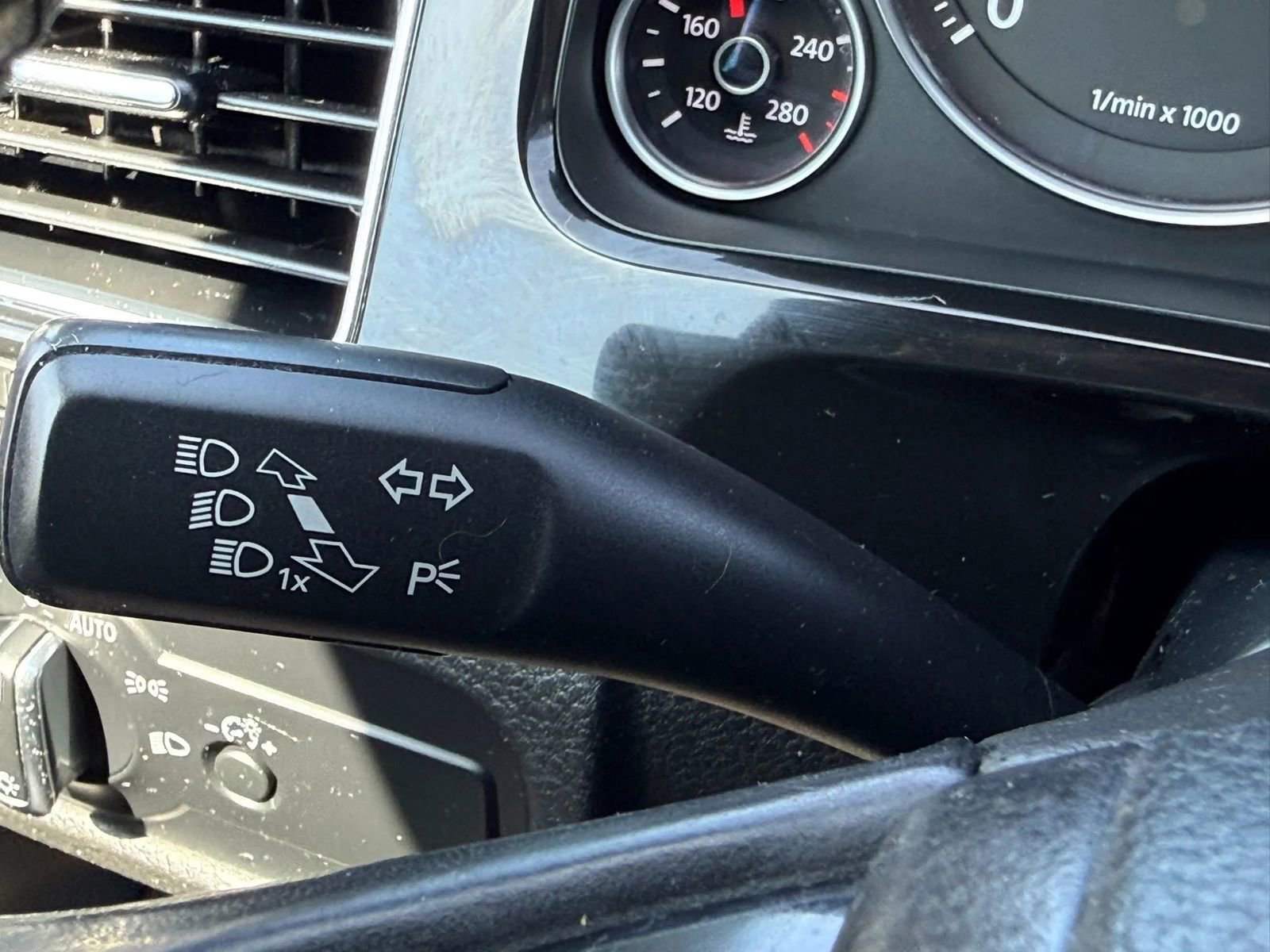 Used 2012 Volkswagen Touareg Sport image 24