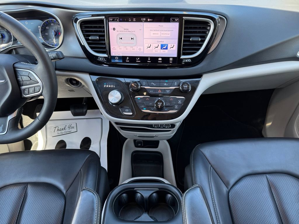 Used 2023 Chrysler Pacifica Touring-L FWD image 16