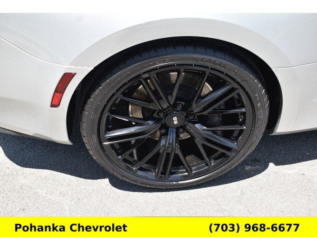 Used 2018 Chevrolet Camaro SS RWD image 32